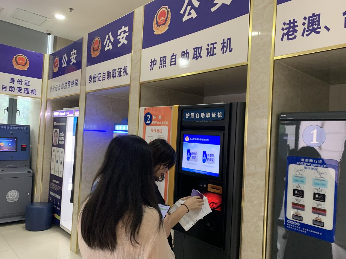   
中宏网7月11日宁乡电（记者刘一乐）今年是宁乡市“营商环境优化年”。宁乡市大力发展“互联网+政务服务”，以“无证明城市、无收费园区、无跑腿审批”为目标，助推数字化转型。“三无”城市的建设，以全市统一的生物特征识别平台、电子证照库平台、大数据共享交换平台、统一支付平台、统一数字认证平台、统一物流系统等六大技术为支撑，在“宁乡市民之家”落地，使百姓办事受益、企业降低成本、提高服务效率，为地方经济的转型升级提供强有力支撑。  
图为：湖南省“宁乡市民之家”占地70多亩，总建筑面积5.6万平方米，规划设计简约便民，集行政审批服务、城市展示、档案管理、公共资源交易、智慧城市运营、快呼快处等多功能于一体。  