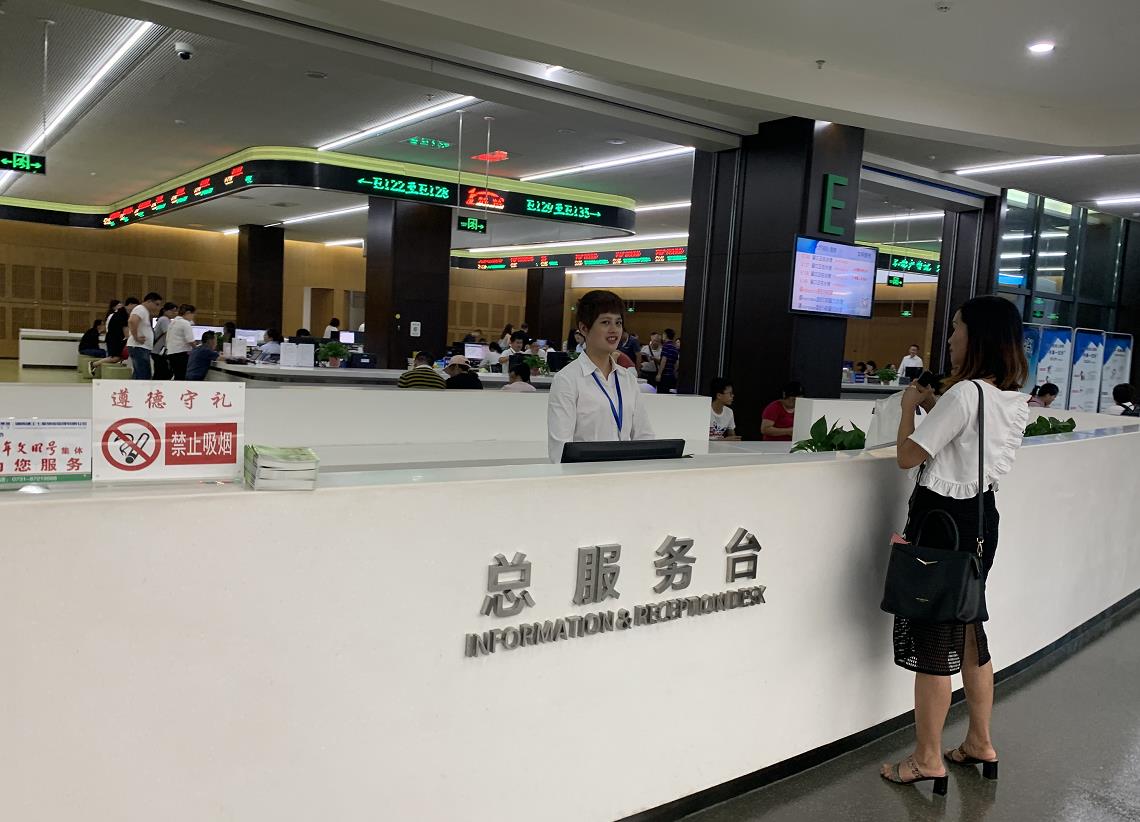   
中宏网7月11日宁乡电（记者刘一乐）今年是宁乡市“营商环境优化年”。宁乡市大力发展“互联网+政务服务”，以“无证明城市、无收费园区、无跑腿审批”为目标，助推数字化转型。“三无”城市的建设，以全市统一的生物特征识别平台、电子证照库平台、大数据共享交换平台、统一支付平台、统一数字认证平台、统一物流系统等六大技术为支撑，在“宁乡市民之家”落地，使百姓办事受益、企业降低成本、提高服务效率，为地方经济的转型升级提供强有力支撑。  
图为：湖南省“宁乡市民之家”占地70多亩，总建筑面积5.6万平方米，规划设计简约便民，集行政审批服务、城市展示、档案管理、公共资源交易、智慧城市运营、快呼快处等多功能于一体。  