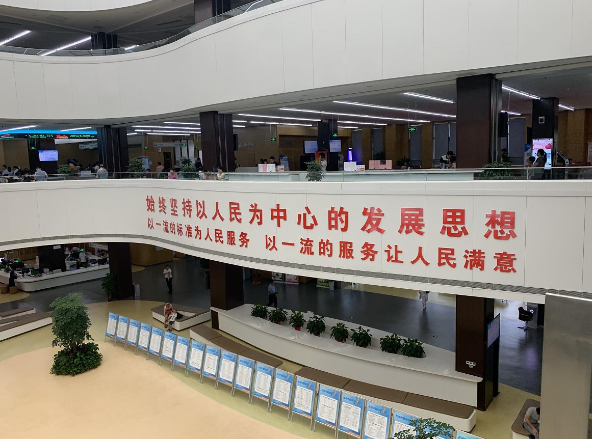   
中宏网7月11日宁乡电（记者刘一乐）今年是宁乡市“营商环境优化年”。宁乡市大力发展“互联网+政务服务”，以“无证明城市、无收费园区、无跑腿审批”为目标，助推数字化转型。“三无”城市的建设，以全市统一的生物特征识别平台、电子证照库平台、大数据共享交换平台、统一支付平台、统一数字认证平台、统一物流系统等六大技术为支撑，在“宁乡市民之家”落地，使百姓办事受益、企业降低成本、提高服务效率，为地方经济的转型升级提供强有力支撑。  
图为：湖南省“宁乡市民之家”占地70多亩，总建筑面积5.6万平方米，规划设计简约便民，集行政审批服务、城市展示、档案管理、公共资源交易、智慧城市运营、快呼快处等多功能于一体。  