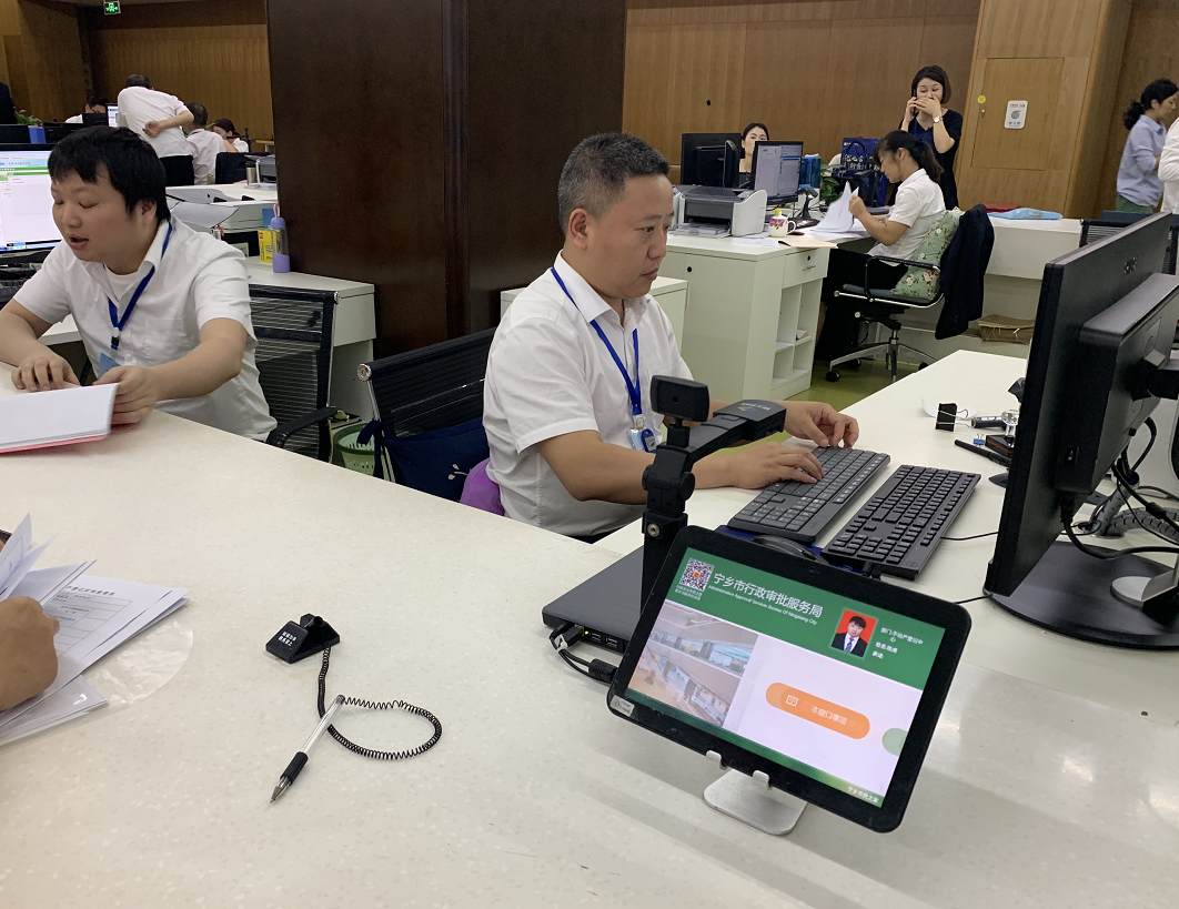   
中宏网7月11日宁乡电（记者刘一乐）今年是宁乡市“营商环境优化年”。宁乡市大力发展“互联网+政务服务”，以“无证明城市、无收费园区、无跑腿审批”为目标，助推数字化转型。“三无”城市的建设，以全市统一的生物特征识别平台、电子证照库平台、大数据共享交换平台、统一支付平台、统一数字认证平台、统一物流系统等六大技术为支撑，在“宁乡市民之家”落地，使百姓办事受益、企业降低成本、提高服务效率，为地方经济的转型升级提供强有力支撑。  
图为：湖南省“宁乡市民之家”占地70多亩，总建筑面积5.6万平方米，规划设计简约便民，集行政审批服务、城市展示、档案管理、公共资源交易、智慧城市运营、快呼快处等多功能于一体。  