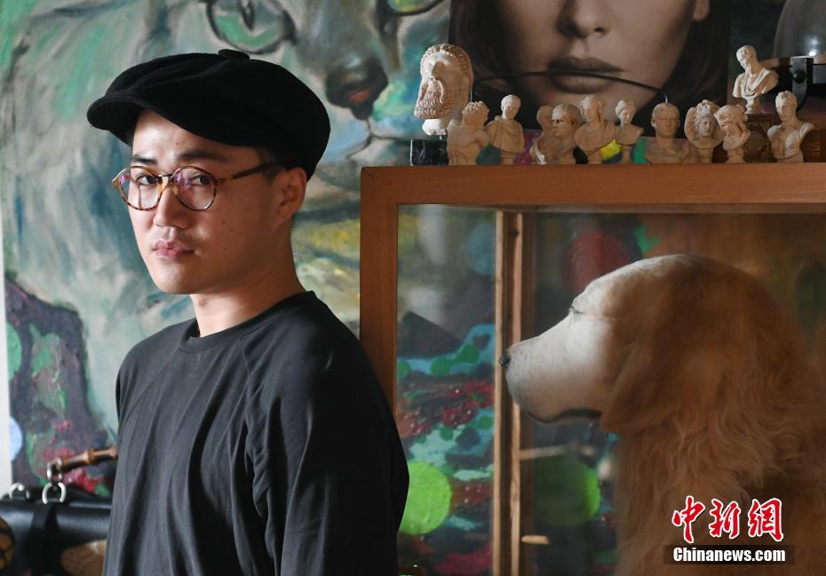 7月15日，李张达和自己爱犬标本合影。李张达是浙江杭州的一位宠物标本制作师，近年来，他制作了十多只离世宠物的标本，让爱和陪伴以另一种方式延续。中新社记者 王刚 摄