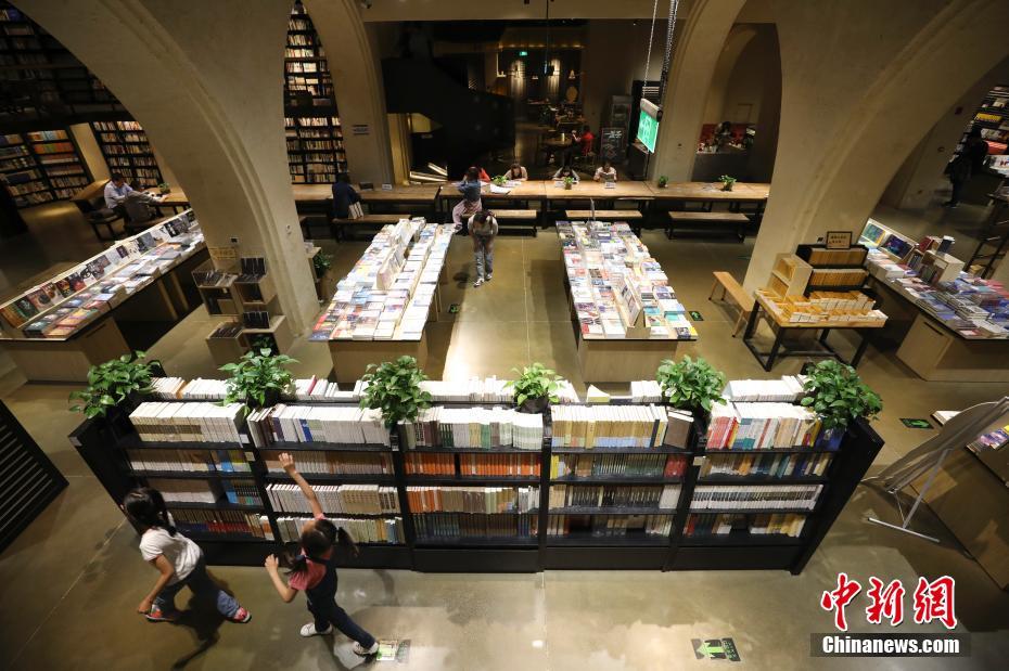 7月15日晚，读者在青海西宁几何书店内阅览书籍。青海几何书店占地面积达一万平米，图书品种多达15万种，45万册，分为重磅阅读、雪域净土、天空之城、时光书馆、空间之门、重拾生活六大区域。几何书店目前是中国最大的独立书店之一，也是青藏高原最大的独立书店。中新社记者 赵隽 摄