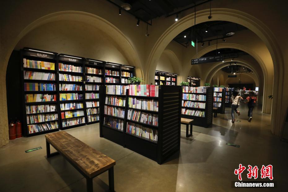 7月15日晚，青海西宁几何书店。青海几何书店占地面积达一万平米，图书品种多达15万种，45万册，分为重磅阅读、雪域净土、天空之城、时光书馆、空间之门、重拾生活六大区域。几何书店目前是中国最大的独立书店之一，也是青藏高原最大的独立书店。中新社记者 赵隽 摄