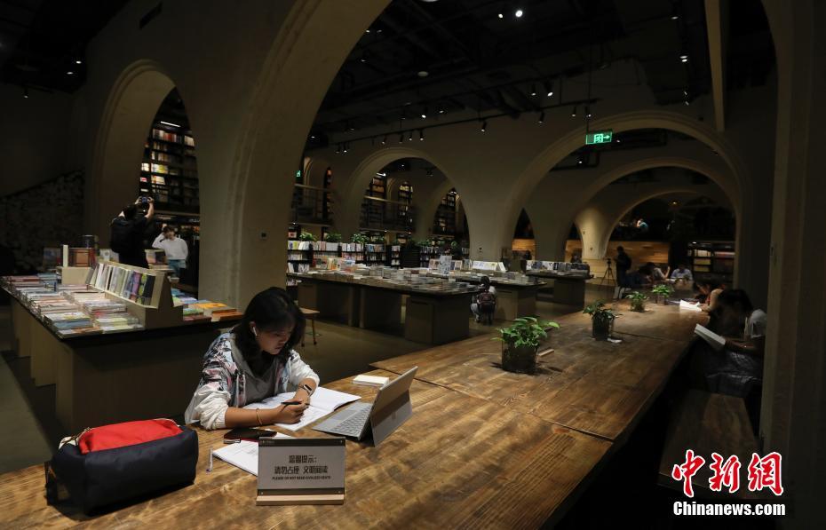 7月15日晚，读者在青海西宁几何书店内阅览书籍。青海几何书店占地面积达一万平米，图书品种多达15万种，45万册，分为重磅阅读、雪域净土、天空之城、时光书馆、空间之门、重拾生活六大区域。几何书店目前是中国最大的独立书店之一，也是青藏高原最大的独立书店。中新社记者 赵隽 摄