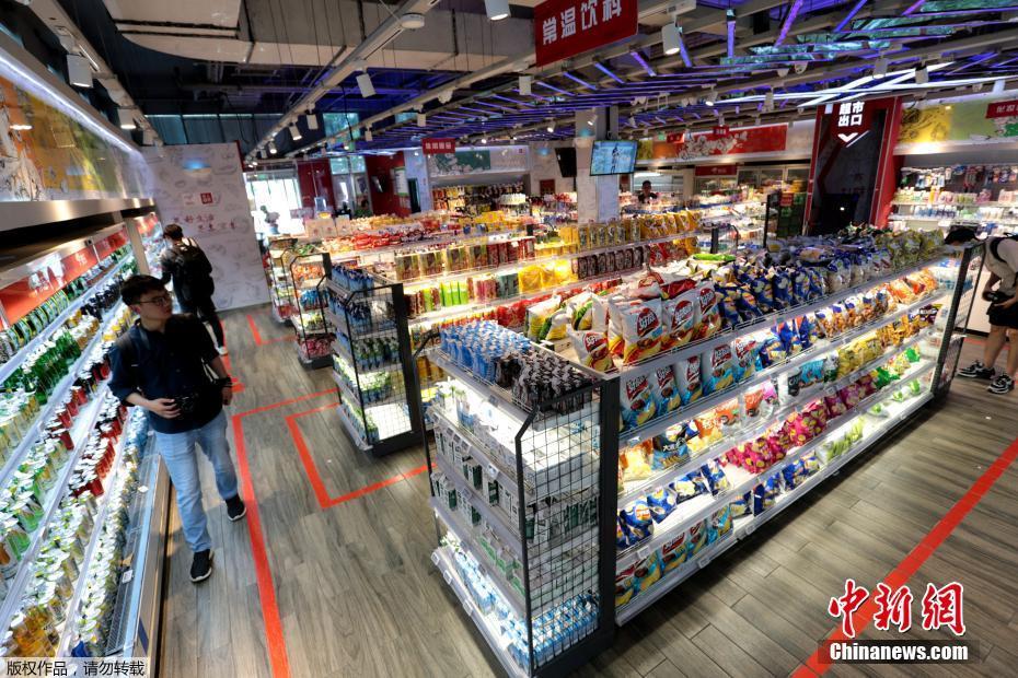 图为6月26日，顾客在雄安市民服务中心的无人超市内选购商品，顾客需通过扫码或面部识别进入该超市。中新社记者 张远 摄