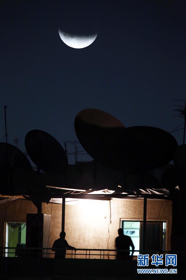 这是7月16日在埃及开罗拍摄的月偏食。 新华社发（艾哈迈德·戈马 摄）