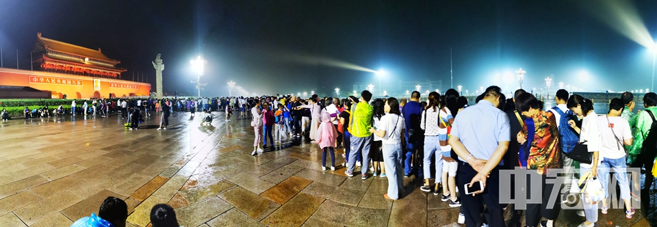 7月18日凌晨4点，广场上就迎来了许多游客。据现场游客介绍，为了抢占第一排的位置，半夜12点就已抵达广场等候。 中宏网记者 富宇 摄