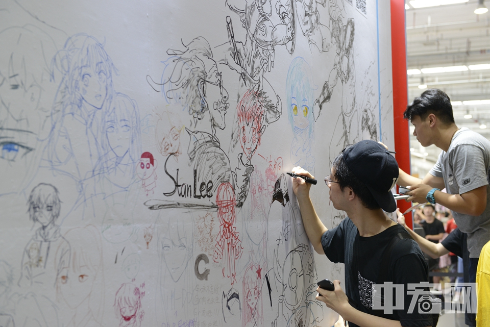 画手在现场涂鸦创作。 中宏网记者 富宇 摄