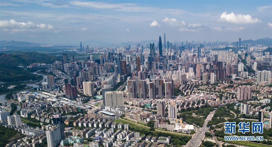 这是2018年8月13日无人机航拍的深圳地区。 新华社记者毛思倩摄