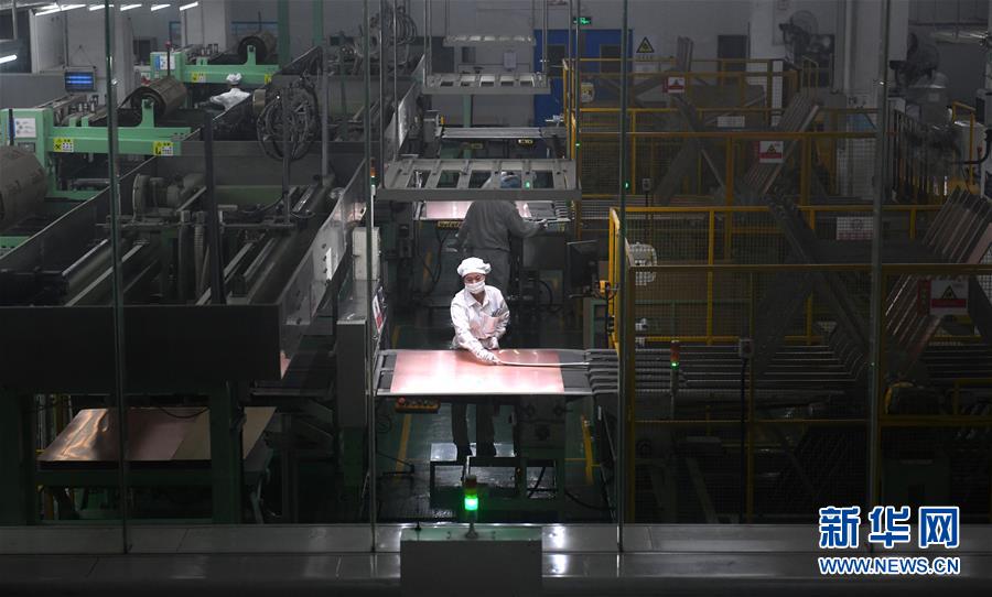 在广东东莞松山湖的生益科技股份有限公司，工人在生产线上工作。据介绍，生益科技的产品覆铜板年产量居全球第二，其中99%以上的产品为自主研发（2019年7月11日摄）。 新华社记者卢汉欣摄