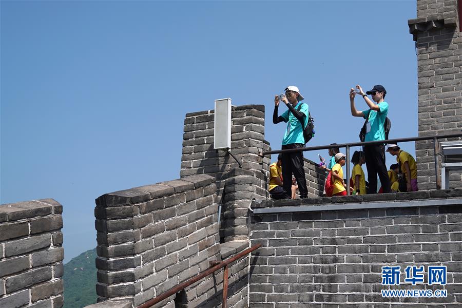 7月21日，两位参加“2019同心同根万里行”活动的香港青少年在北京居庸关长城拍照留念。 新华社记者鞠焕宗摄