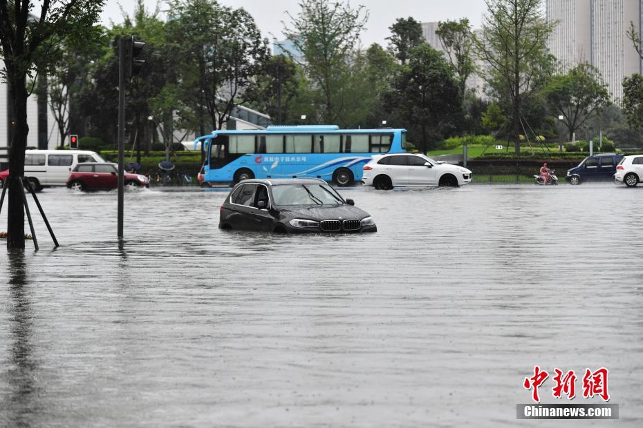 7月22日，成都遭遇暴雨袭击，强降水致城区部分道路积水严重“成河”，车辆被淹。当日10时50分，成都市气象台发布暴雨黄色预警信号。图为在水中滞留的车辆。安源 摄