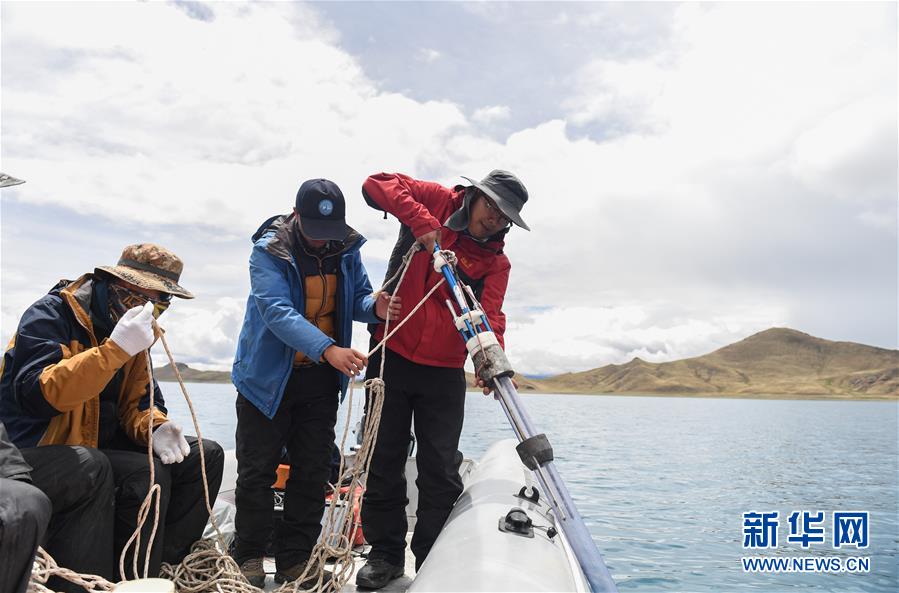 科考队员在投放重力钻，准备钻取湖泊沉积岩芯（7月22日摄）。 目前，第二次青藏高原综合科考正在对羊卓雍错进行深度测量，并测算水量。这是中国科学家首次对羊卓雍错进行全面的水深等深线测量。此次测量也是第二次青藏高原综合科考对“亚洲水塔”水量测算的一部分。 羊卓雍错简称羊湖，位于西藏山南市浪卡子县境内，距拉萨不到100公里，其自然景色优美，是西藏的热门旅游景点之一。 新华社记者 晋美多吉 摄