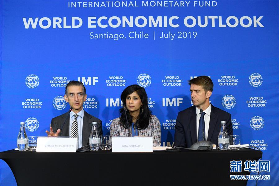 7月23日，在智利首都圣地亚哥，IMF首席经济学家吉塔·戈皮纳特（中）和IMF研究部副主任吉安·马里亚·米莱西－费雷蒂（左）出席新闻发布会。 国际货币基金组织（IMF）23日在智利首都圣地亚哥发布报告说，2019年和2020年世界经济增速预计分别为3.2%和3.5%，较该机构今年4月份的预测值均下调0.1个百分点。 新华社发（豪尔赫·比列加斯 摄）