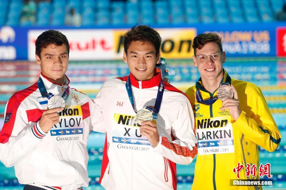 7月23日，获奖选手合影。当日，在韩国光州举行的2019国际泳联世界游泳锦标赛男子100米仰泳决赛中，中国选手徐嘉余以52秒43的成绩获得冠军。 中新社记者 韩海丹 摄