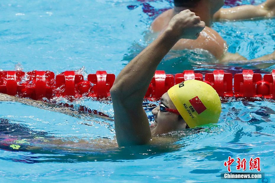 7月23日，徐嘉余赛后庆祝胜利。当日，在韩国光州举行的2019国际泳联世界游泳锦标赛男子100米仰泳决赛中，中国选手徐嘉余以52秒43的成绩获得冠军。 中新社记者 韩海丹 摄