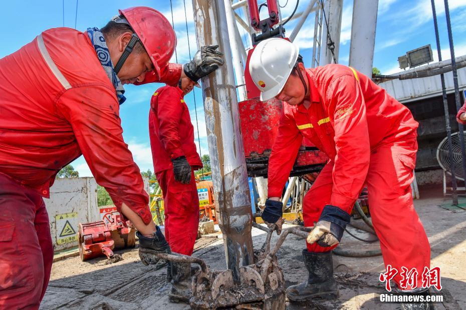 图为福山油田的钻井工人正在做下套管前的通井起钻工作。中新社记者 骆云飞 摄