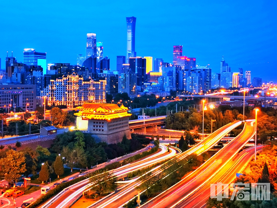 每当日暮西沉，京城各处彩灯点亮，一幅幅不同于白日的景象便随之出现，绚丽夺目。近日北京市政府推出十三条具体措施发展夜间经济。而此时的北京，或许有你不曾见过的另一种精彩。接下来，我们通过一组图片来呈现这动人夜色的壮丽和璀璨。图为远眺国贸CBD，古老与现代，动与静对比构成震撼的画面。