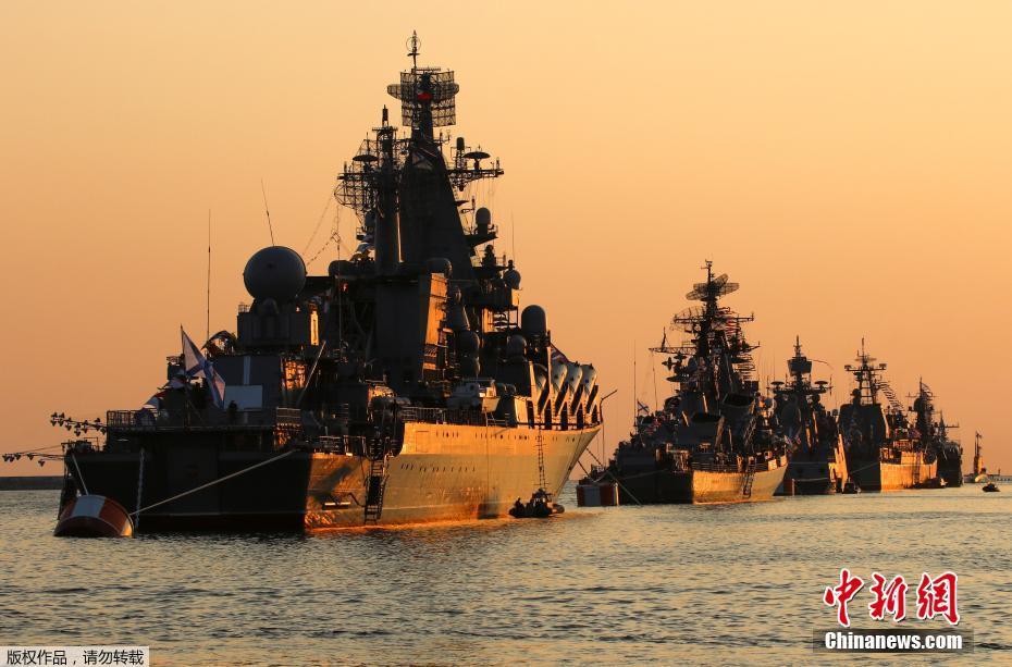 当地时间7月28日，俄罗斯在圣彼得堡举行阅舰式庆祝俄罗斯海军节，多种型号的水面舰艇和潜艇参加。