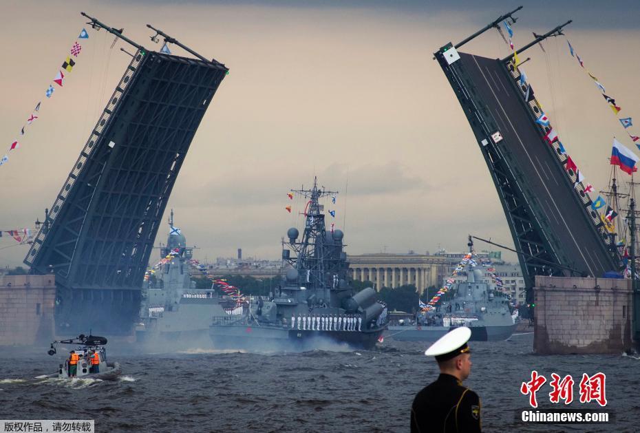 当地时间7月28日，俄罗斯在圣彼得堡举行阅舰式庆祝俄罗斯海军节，多种型号的水面舰艇和潜艇参加。