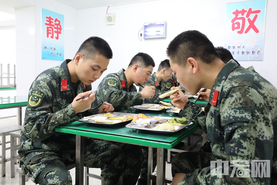 【辰时】7:00-9:00<br/>
经过早操后，战士们在食堂吃早餐。 中宏网记者 富宇 摄