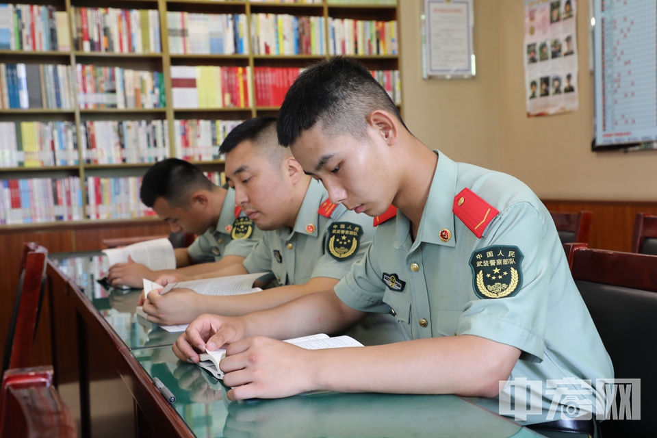 【辰时】1号岗的自我价值——王锐澳<br/>
     “当时就想，即使我身高不够也要好好珍惜这次重大活动训练。”身高1.79米，长相俊朗的“00后”王锐澳入伍不久便从千余人的队伍中脱颖而出，加入了上级组织的重大活动训练大军。军营无儿戏，正式参加重大活动时的350名战士平均身高必须在1.80米，所以日常训练对于一批1.79米的战士来讲，显得格外残酷。“我是最后一批回来的，当时脚踝受伤，晚上抹药，白天继续训练，不能落下一点。”<br/>
虽然没有成为正式队员，但这次经历对于不满20岁的王锐澳来讲，已经十足珍贵。训练时，王锐澳横下一条心，哪怕吃再多苦，受再多的累，都不言语。头要正，颈要直，嘴要闭。日常训练时，战士们的领口两边都扎上大头针，头一动就被针扎。头上顶砖头练正步，身体一倾斜，砖头就会掉下来。为了将两腿夹紧，站得笔直挺立，在训练时用上了扑克牌，两膝间夹着一张扑克牌，缝隙大了扑克就会掉下来。改掉腿会打弯的习惯，晚上睡觉绑上绷带，周而复始，就矫正了腿部的不良姿势。“训练三个月的时间，鞋子两三天就会坏掉，补好了再练。乃至于回来好长一段时间走路都会不由自主的踢正步。”<br/>
“不仅要能站岗，还要能交流。”北门的1号岗是王锐澳的执勤的岗哨，同黄运民一样，他每天要应对众多领导和群众的到访。从一名跟女生说话都会脸红的准大学生到妥善处理各项事务的执勤武警，王锐澳在中队找到了新的自我价值。 中宏网记者 富宇 摄