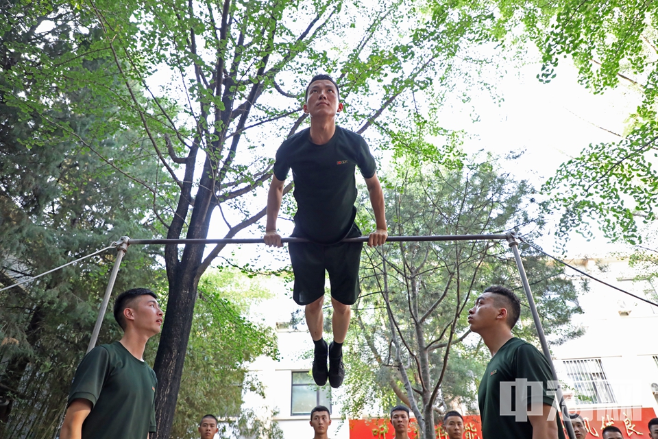 【申时】15:00-17:00<br/>
战士们进行体能训练。 中宏网记者 康书源 摄