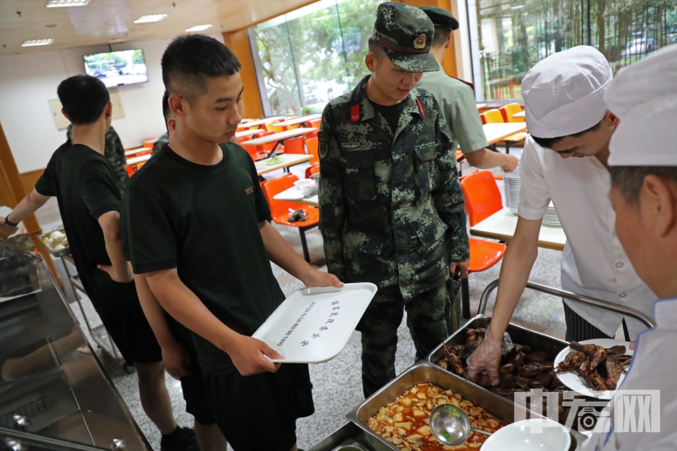 【酉时】17:00-19:00<br/>
经过艰苦的训练后，战士们在食堂享用晚餐。 中宏网记者 康书源 摄