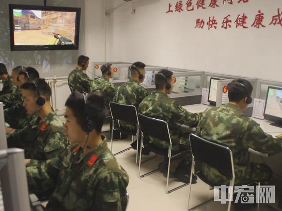 【戌时】19:00-21:00<br/>
战士们在“军营网吧”内放松，透过电脑屏幕“杀敌。” 供图