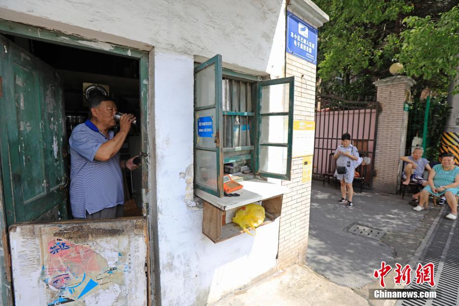 8月5日，在上海市浦东新区浦东大道2511弄门口，有一处不到3平方米的公用电话亭——一块白色小搁板从木窗户里伸出，上面是一台橙色的电话机。这是上海最后的传呼公用电话亭，88岁的吕树生在这里一坐就是25年。如今他上午8点开门，下午4点就关门了。据上海电信公司工作人员介绍，在住宅电话的普及和移动通信的发展之下，上海的传呼电话自21世纪以来开始渐渐退出市民的生活。殷立勤 摄