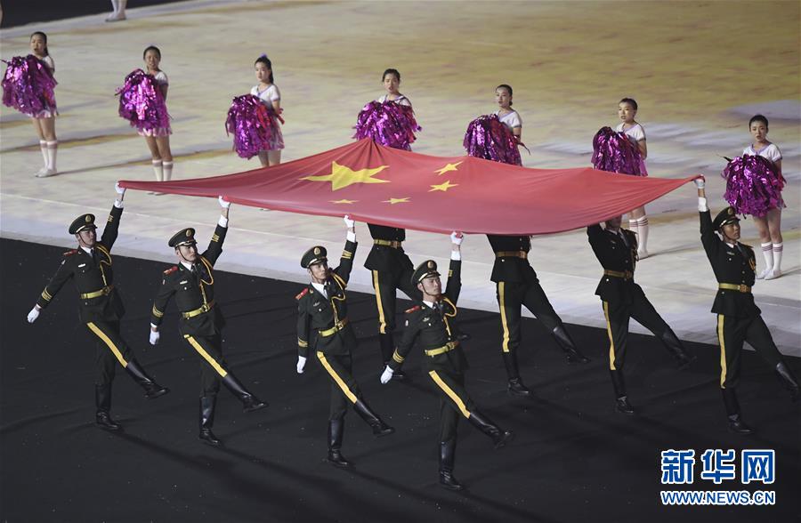 8月8日，旗手护送中华人民共和国国旗入场。 当日，第二届全国青年运动会开幕式在山西省太原市山西体育中心“红灯笼”体育场举行。 新华社记者黄宗治摄