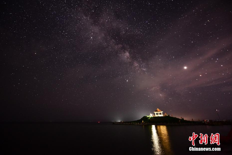 近日，新疆巴音郭楞蒙古自治州进入观星赏月的最佳时机。夏末秋初是新疆巴州各地天空晴朗通透，气温不冷不热，是拍摄星空的最好季节。确·胡热 摄