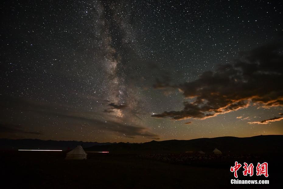 近日，新疆巴音郭楞蒙古自治州进入观星赏月的最佳时机。夏末秋初是新疆巴州各地天空晴朗通透，气温不冷不热，是拍摄星空的最好季节。确·胡热 摄