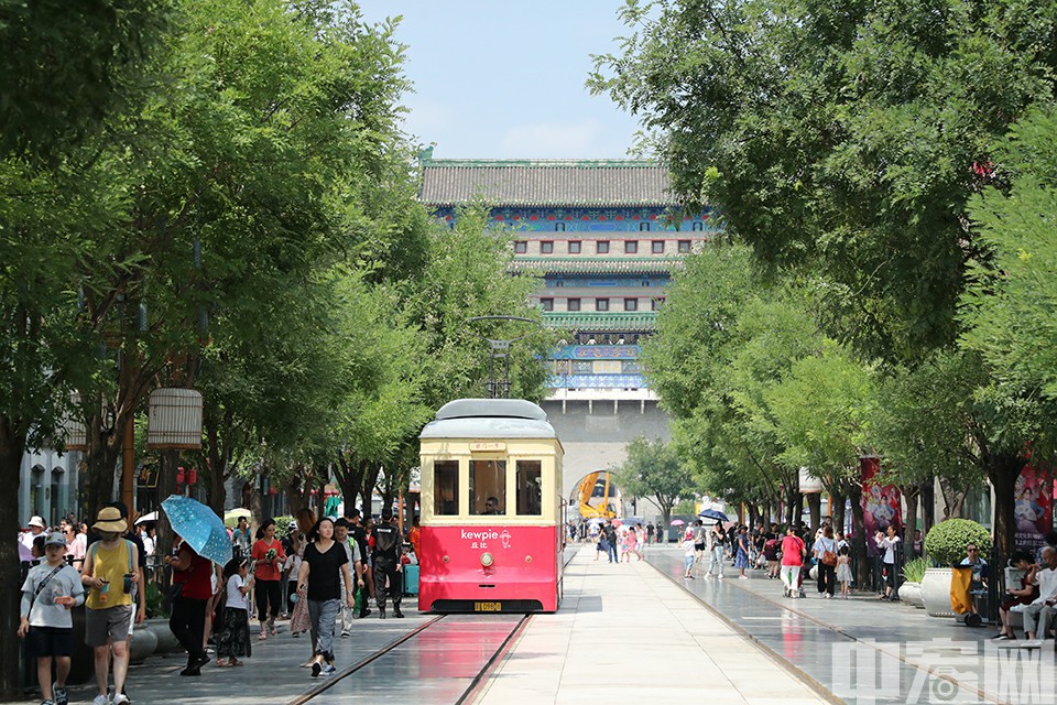 前门大街是全北京最繁忙的街道之一，前门管委会公开数据显示，前门大街日均人流量15万人，年均游客人数5475万人。图为一辆铛铛车从前门大街上驶过。中宏网记者 康书源 摄