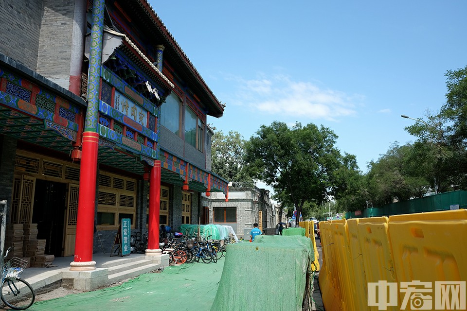 沿雍和宫大街由北向南行进，路边原本临街的建筑被铁皮围挡遮住，围挡内传出叮叮当当施工的声音。截至目前已经封堵了近百处“开墙打洞”雍和宫大街南段的商户从过去的六七十家，如今减少至二十多家，四联美发、永安堂药店、烤肉宛等老字号全部保留了下来。中宏网记者 康书源 摄