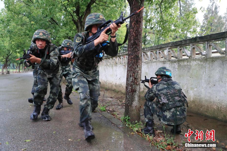 上海武警官兵开展"魔鬼周"极限训练