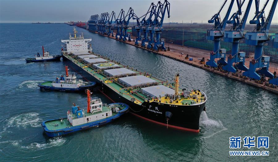 8月14日，一艘轮船在向曹妃甸港区弘毅码头靠泊（无人机拍摄）。新华社记者杨世尧摄