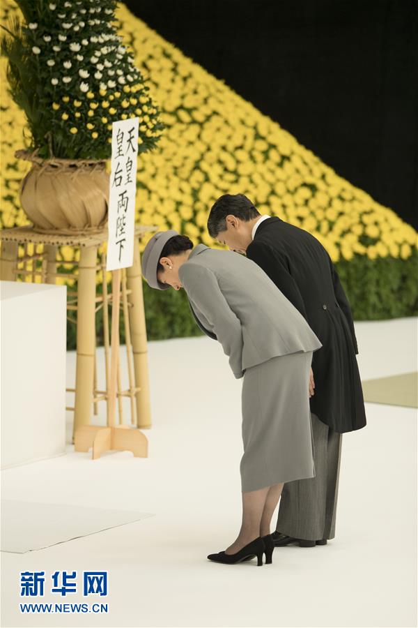 8月15日，在日本东京，日本德仁天皇（右）和皇后雅子出席“全国战殁者追悼仪式”。 8月15日是日本战败74周年纪念日，日本政府在东京日本武道馆举行了令和时代首次“全国战殁者追悼仪式”，日本德仁天皇参加追悼仪式并在讲话中表示对过去的历史“深刻反省”，祈祷战争灾难不再上演，沿用了明仁天皇对过去历史的表态。 新华社记者 杜潇逸 摄