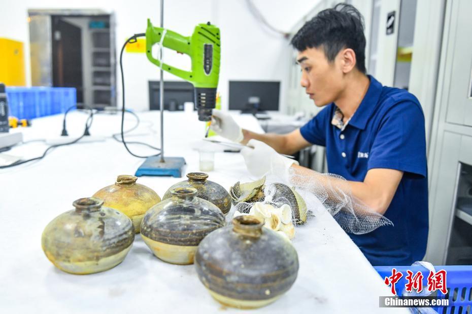 8月22日，位于阳江市的广东海上丝绸之路博物馆，“南海I号”考古队工作人员对沉船的出水文物墨书进行封护。中新社记者 陈骥旻 摄