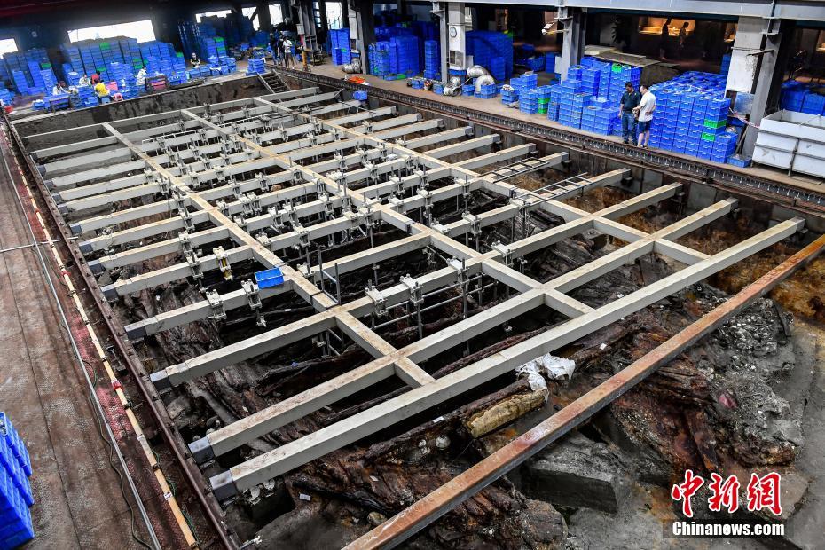 8月22日，位于阳江市的广东海上丝绸之路博物馆，安置在馆内的“南海I号”宋代沉船。目前，“南海I号”宋代沉船船舱内货物已清理完毕，出水文物总数超过18万件，堪称中国水下考古之最。“南海I号”宋代沉船发现于1987年，2007年运用沉箱进行整体打捞，安置于广东海上丝绸之路博物馆。2014年启动系统性保护发掘工作，2019年船货清理取得阶段性成果，开始着手沉船的整体保护。中新社记者 陈骥旻 摄
