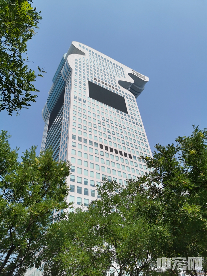 该房产位于北京市朝阳区黄金地段，距水立方仅180米，距离鸟巢500米。该建筑物共44层，建筑面积13.94万平方米。拍卖价格约3.72万每平，而周边建筑单价每平米超过了5万元。（资料图）中宏网记者 富宇 摄