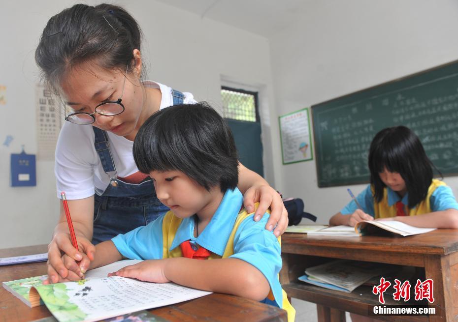 9月1日，江西省上饶市信州区灵溪邵坞小学，“90后”老师张缘正在和学校仅有的两名学生举行新学期开学第一天升旗仪式。当天是今年暑期过后新学期开学，张缘早早来到了大山深处学校，等待仅有的2名学生前来报到上学。麻雀虽小，五脏俱全。这所学校虽只有两名学生，但设施却非常齐全。在张缘的悉心教导下，两个孩子即使是在偏远的大山深处，也能接受到现代化的教育。文/卓忠伟 王欣 刘占昆 图/卓忠伟