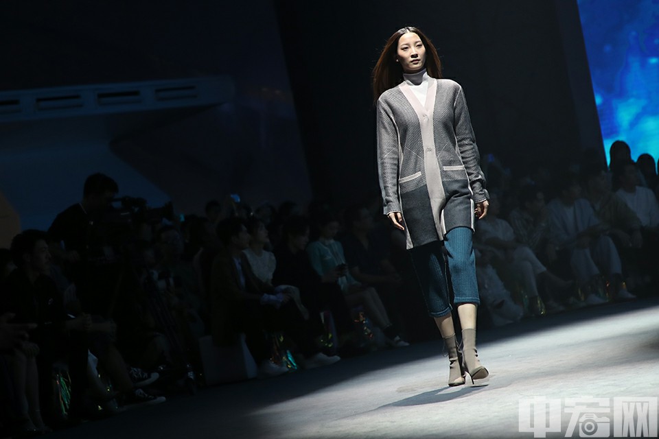 9月3日，模特在2019北京时装周开幕大秀上展示服装作品。 当日，2019北京时装周正式开幕。 中宏网记者 康书源 摄