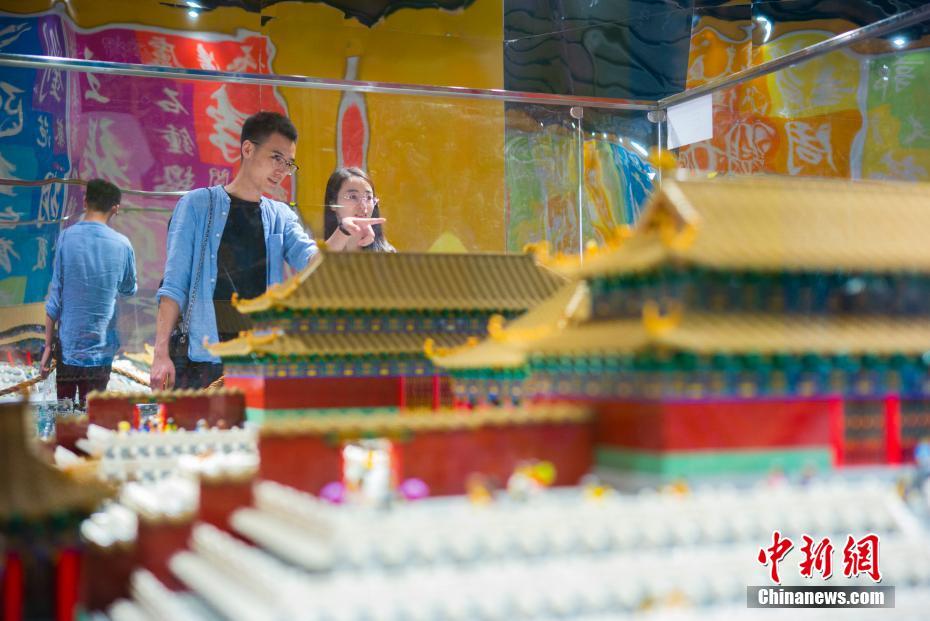 9月4日，观众在北京参观由50万块乐高积木搭建的“故宫三大殿”模型。日前，“方块王潮——乐高中国文化艺术大展”在北京举行，由乐高积木搭建的故宫、上海外滩、平遥古城等中国标志性建筑以及京剧脸谱等中国传统文化符号呈现在观众眼前。展览将持续至9月10日。中新社记者 侯宇 摄