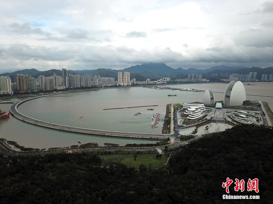 9月4日，航拍珠海大剧院。珠海大剧院坐落于珠海市情侣路野狸岛北部填海区，是中国唯一建设在海岛上的歌剧院，设计造型为“日月贝”，即一大一小的贝壳，其中大贝壳“日贝”高90米，是一个可容纳近1600人的大剧院，小贝壳“月贝”是500座的多功能厅，适合室内音乐会、小型话剧等，剧院内设有观景台，可以观山看海。中新社记者 姬东 摄