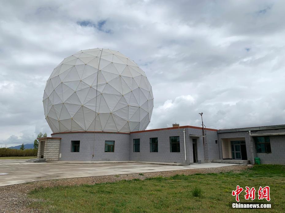 观测站内的13.7米毫米波射电望远镜是中国唯一工作在毫米波段的大型射电天文观测设备，目前主要用于“银河画卷”观测计划。图为中国科学院紫金山天文台青海观测站内13.7米毫米波射电望远镜被巨型“圆球“包裹住。中新社记者 孙睿 摄