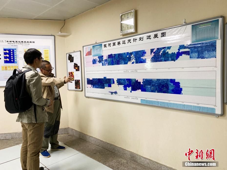 9月9日,中国科学院紫金山天文台青海观测站观测研究组副组长、高级工程师逯登荣表示,“银河画卷”巡天观测八年,目前已完成计划天区的71.4%,预计全部完成还需要四至五年的时间。图为观测站工作人员介绍“银河画卷”观测计划进展图。中新社记者 孙睿 摄