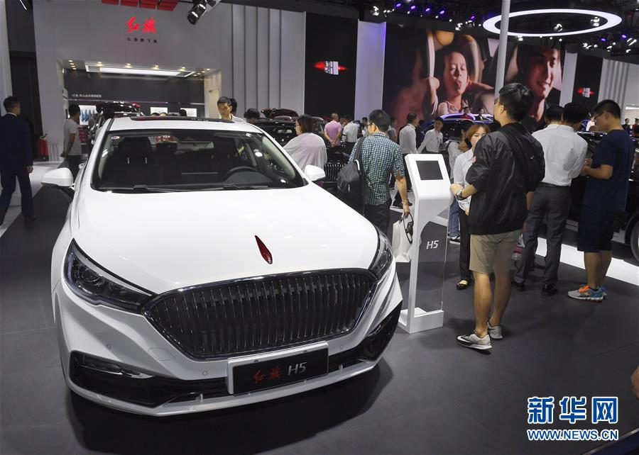 9月10日，观众在成都国际车展上参观国产汽车。新华社记者 刘坤 摄