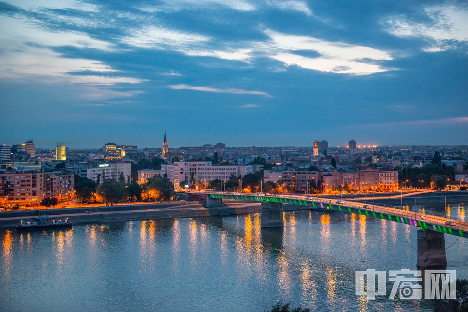 从塞尔维亚第二大城市诺维萨德彼德罗瓦拉丁要塞远眺多瑙河和城市夜景。 中宏网记者 富宇 摄