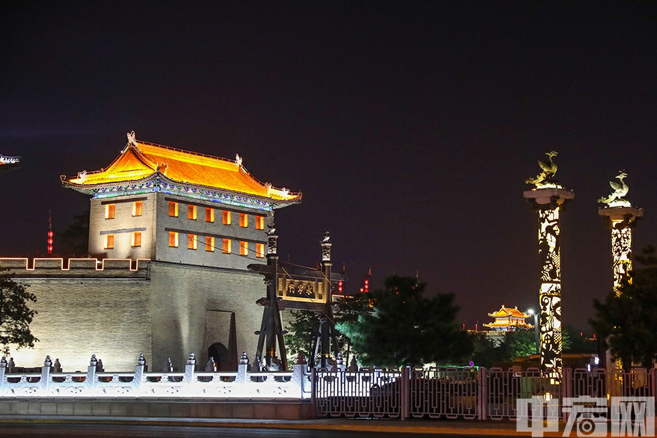 西安，古称长安，目前已有两项六处遗产被列入《世界遗产名录》的西安是中国四大古都之一，1981年被联合国科教文组织确定为“世界历史名城”。<br/>
古都西安夜景是这座城市的特点，这里的夜景是辉煌的，点点灯光为这座古城，披上了光彩夺目的金色霓裳，掩去了夜的漆黑和幽暗，展现出都市的繁华和壮美。稳重的城墙，化作夜里最耀眼夺目的光带，它高大巍峨，威严矗立，是这座城市最出彩的名片。中宏网记者 康书源 摄